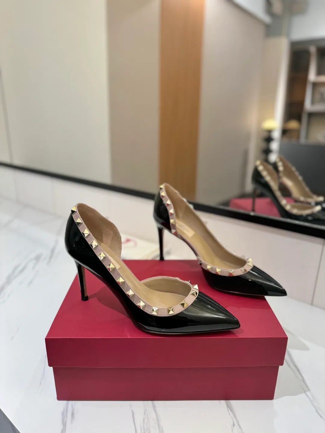 👟👟Ex-factory price 580👟👟 Valentino/Valentino rivet VT classic shoes, top replica! The side curves are perfect, the original molded custom-made rust-free rivets, and the textured hardware bring out a full sense of high-end, giving you a genuine foot feel! The first choice for high-end customers❤️ [Material] Upper: Original imported custom patent leather Lining: Original imported goatskin Outsole: Imported pearlescent leather outsole Heel height: 6.5CM Code number: 35-39 [34, 40, 41, 42 custom-made are not returnable]